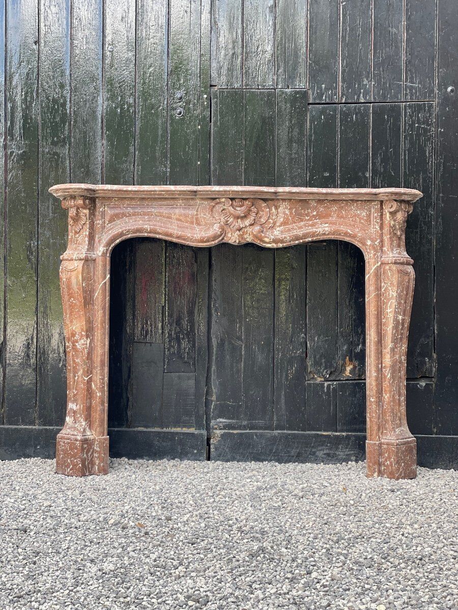 Fireplace in rancid marble around 1880