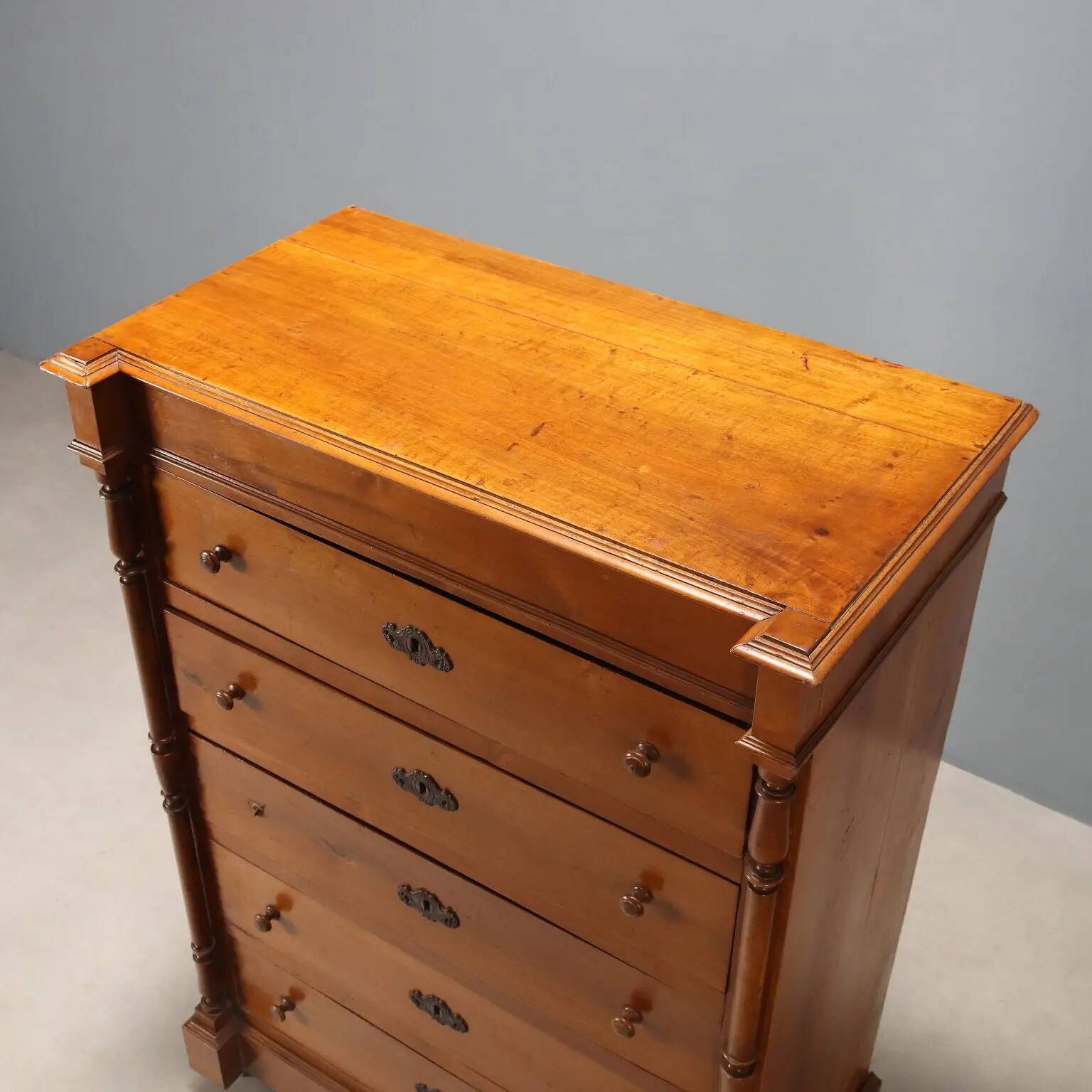 Commode ancienne Umbertino en noyer 5 tiroirs XX Century