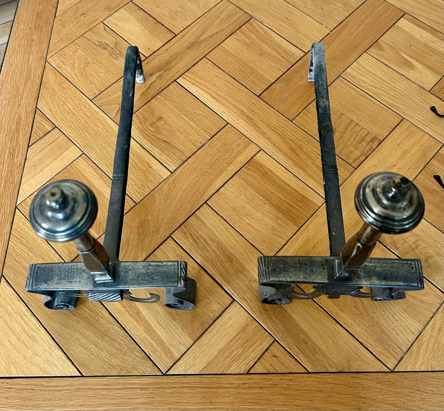 Paire de chenets Art Déco – fer forgé et acier poli, années 1930