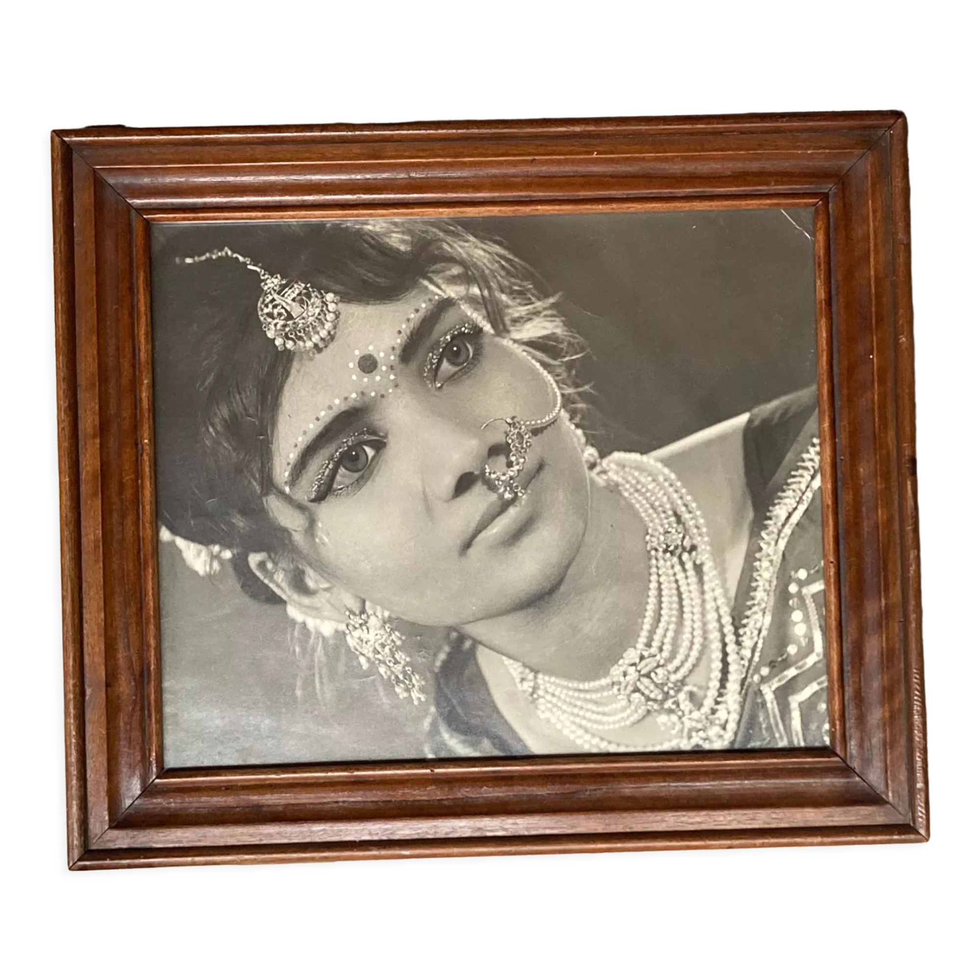 Woman with an enigmatic gaze (India 70s/80s)