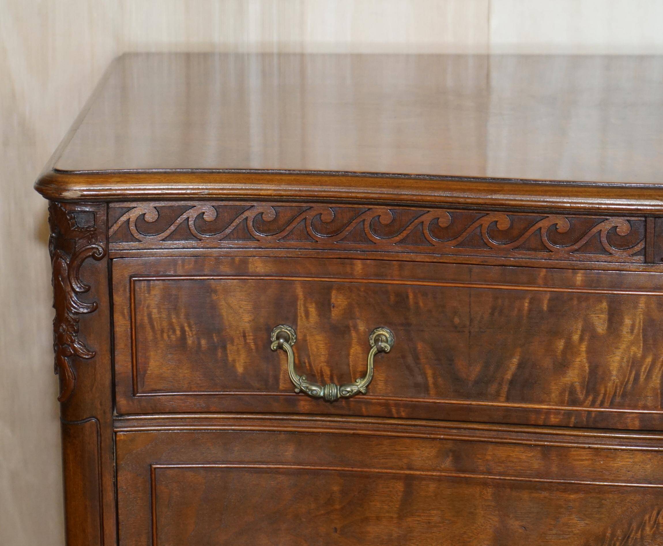 Commode Victorienne Tardive en Bois Dur Pieds Griffe et Boule