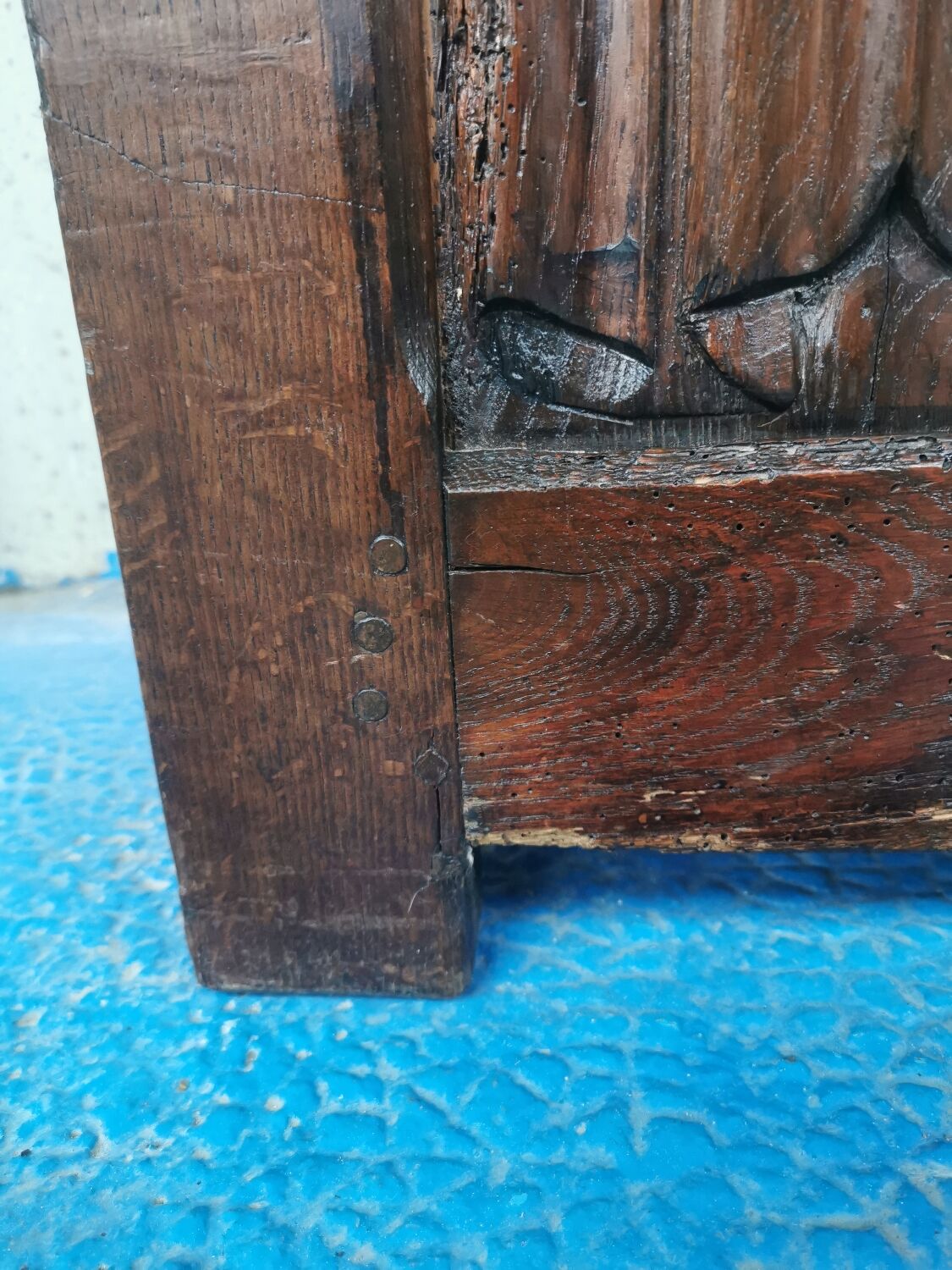 Coffre banc néo-gothique en bois massif