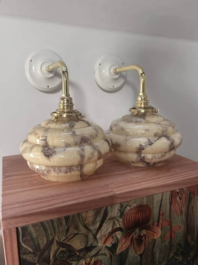 Paire d’appliques murales en opaline marbrée