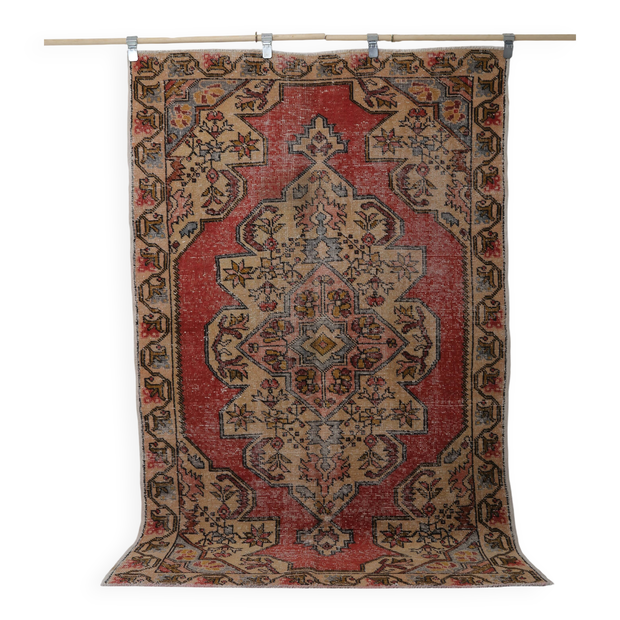 Vintage Turkish rug in beige and red with oriental design, 135 × 210 cm