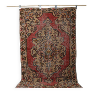 Vintage Turkish rug in beige and red with oriental design, 135 × 210 cm