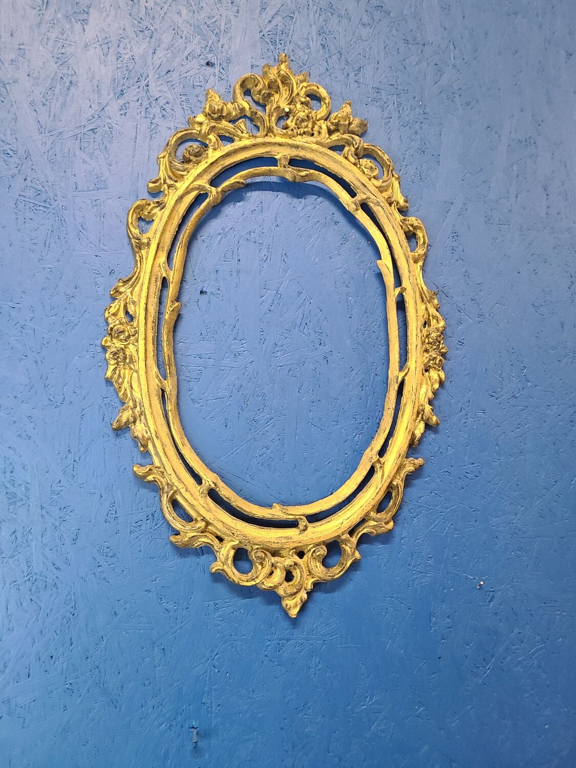 Cadre en fonte dorée