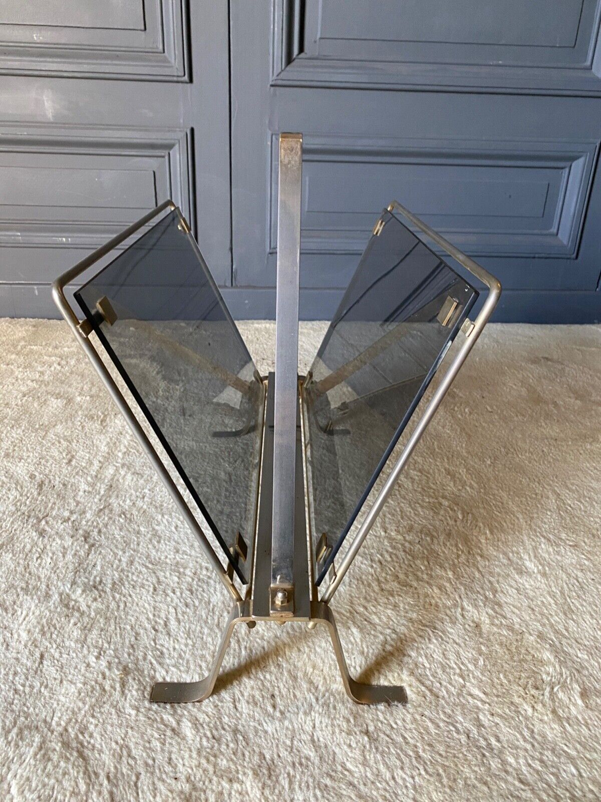 Foldable magazine holder in smoked glass and metal chrome dore 1970