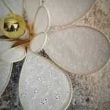 Applique murale fleur composée de pétales en rotin et broderie anglaise