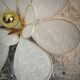 Applique murale fleur composée de pétales en rotin et broderie anglaise