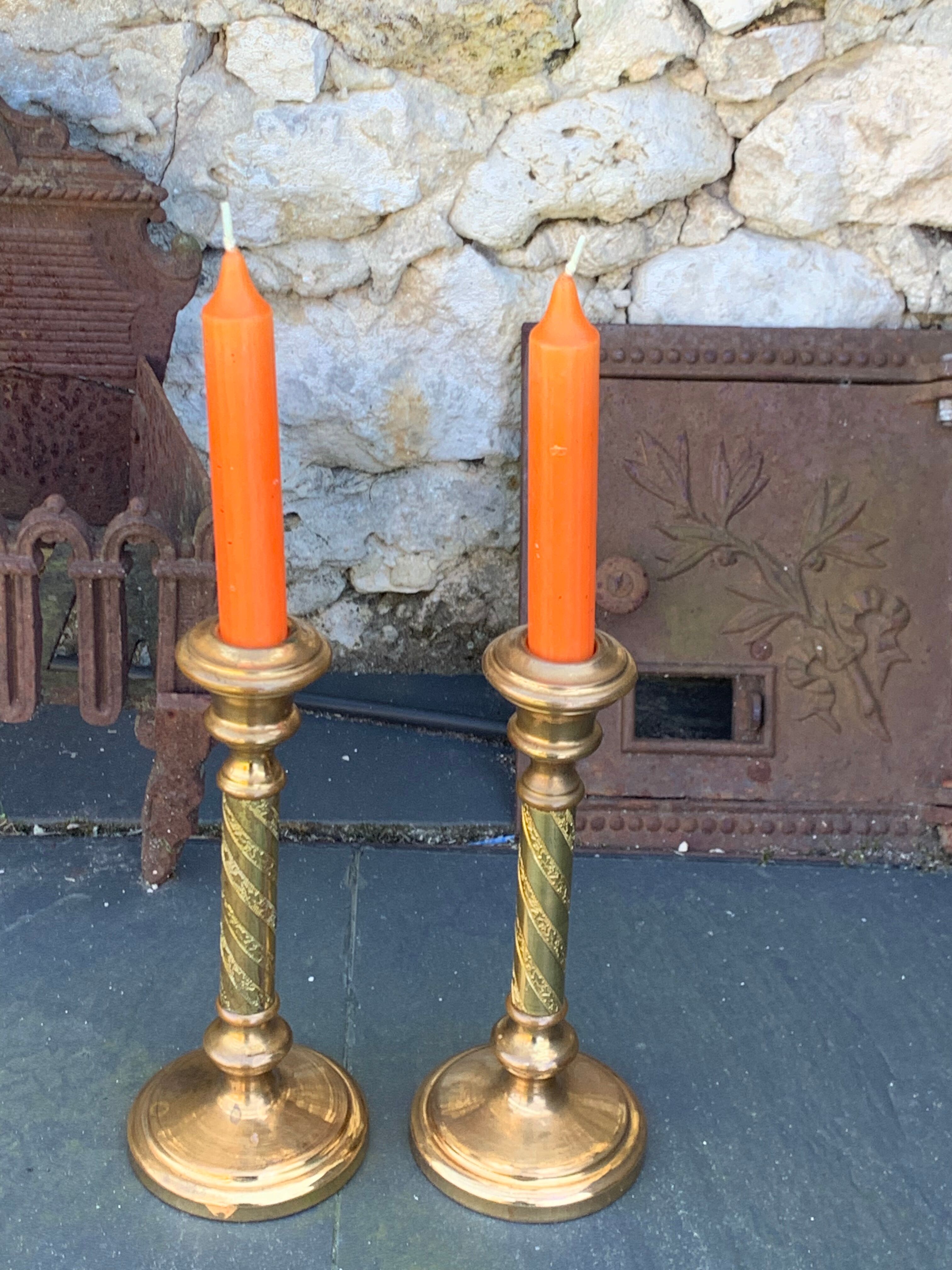 Set of two candlesticks in brass dore, pattern of ivy leaves chiseles on the columns, vintage