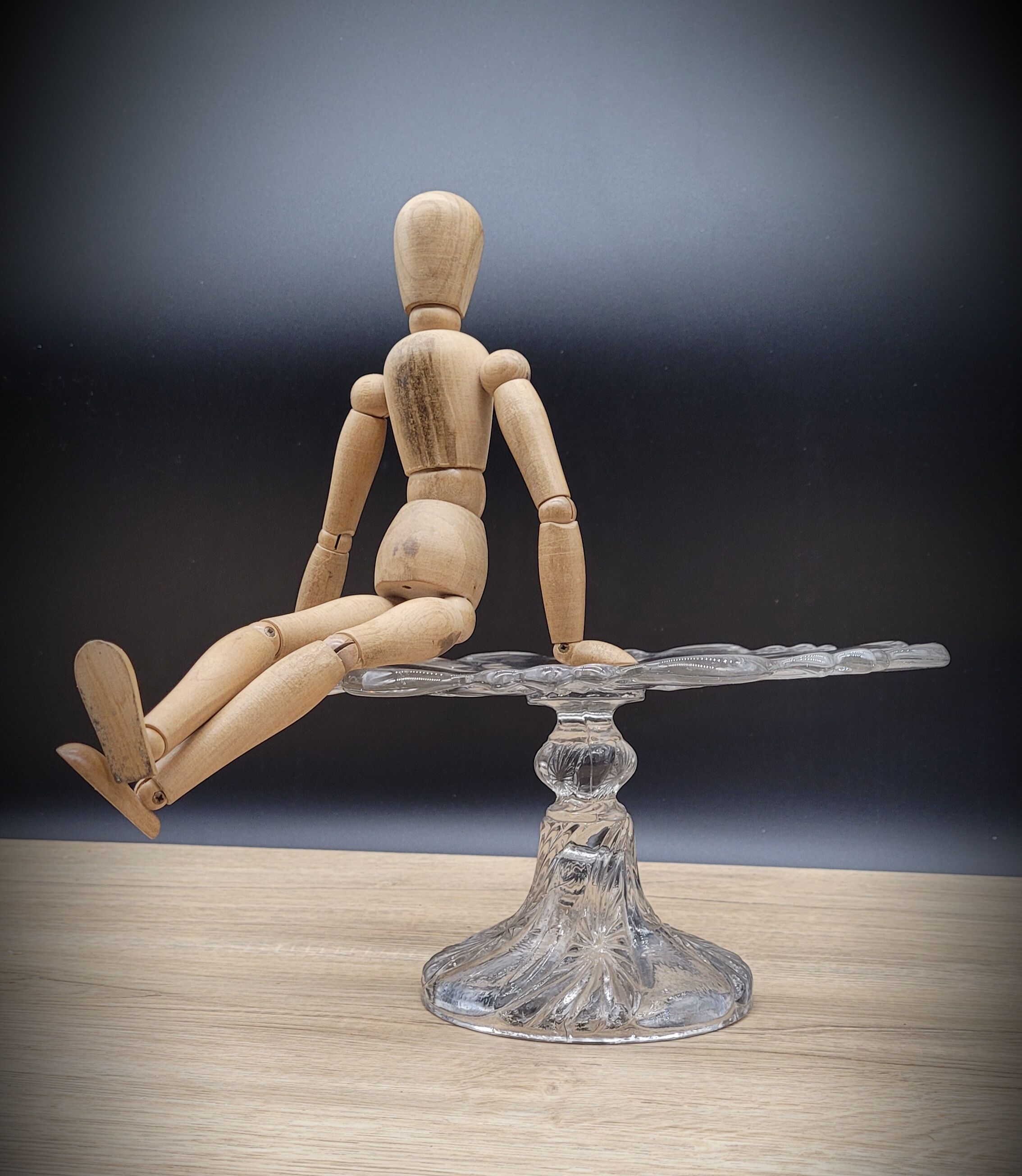 Transparent pedestal dish