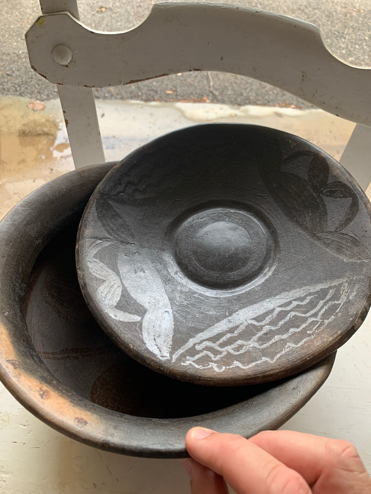 Black ceramic plate or fired in oxygen reduction.