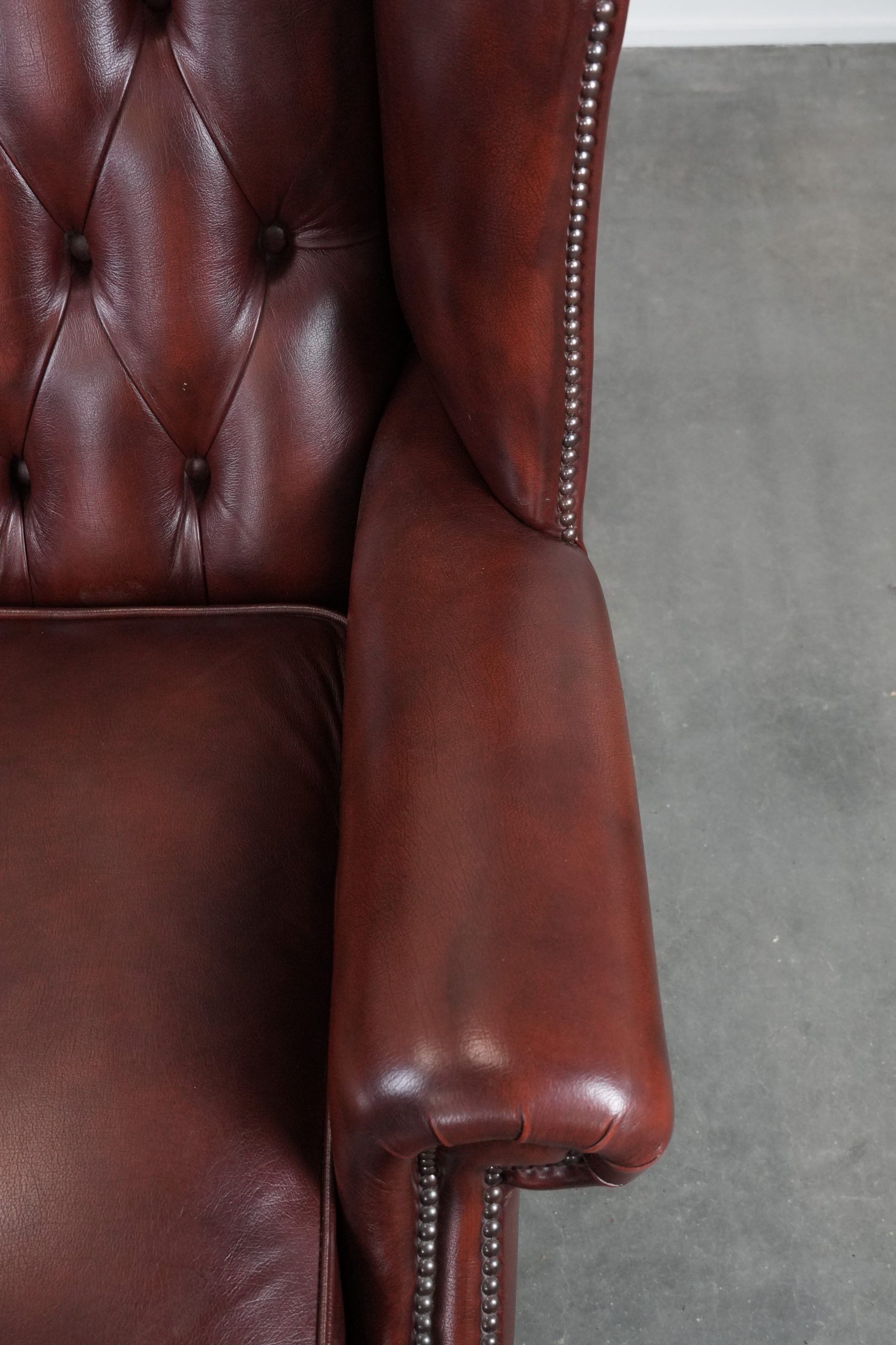 Fauteuil à oreilles Chesterfield en cuir classique et élégant de style anglais