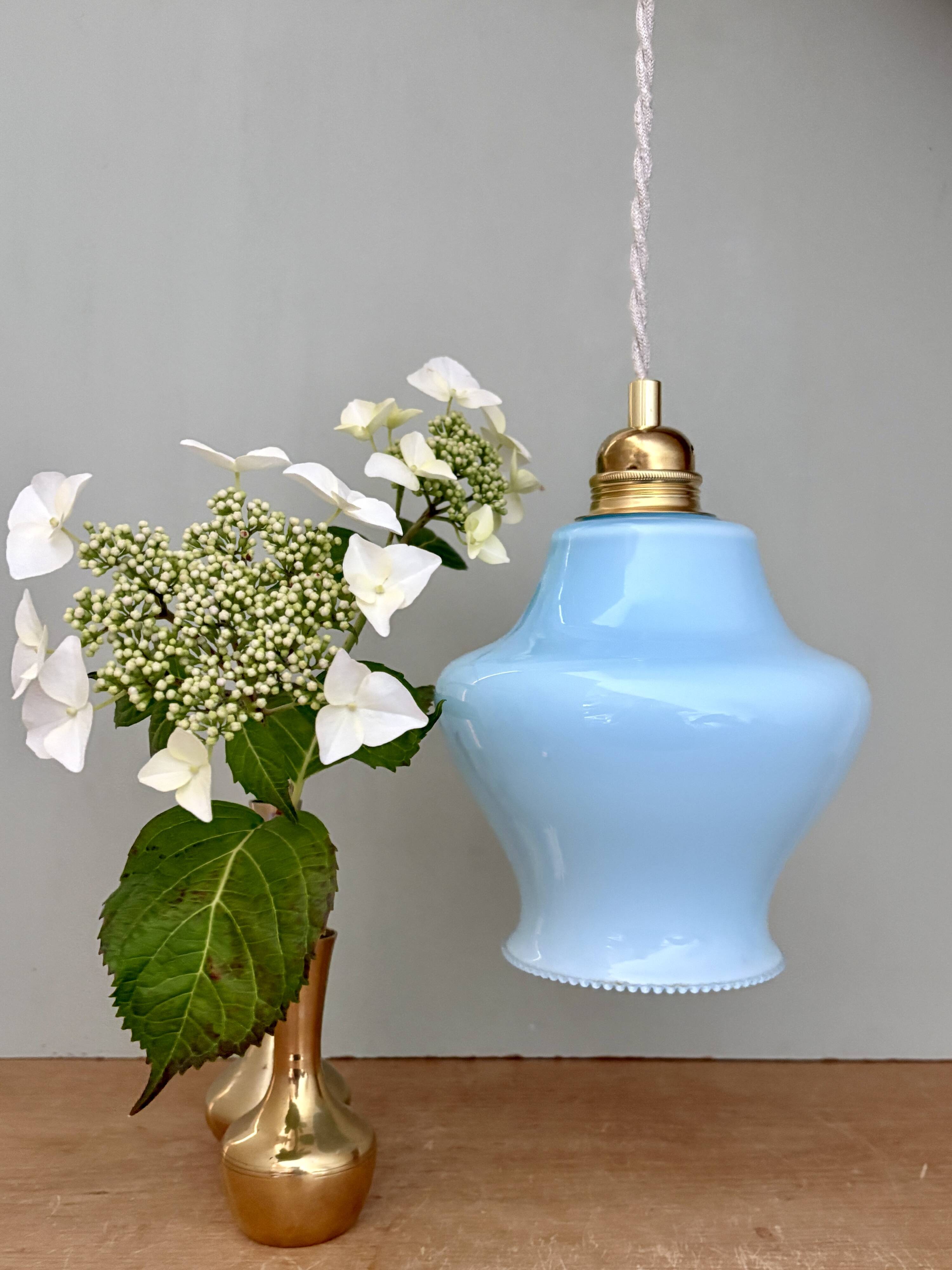 Suspension globe vintage en opaline bleue