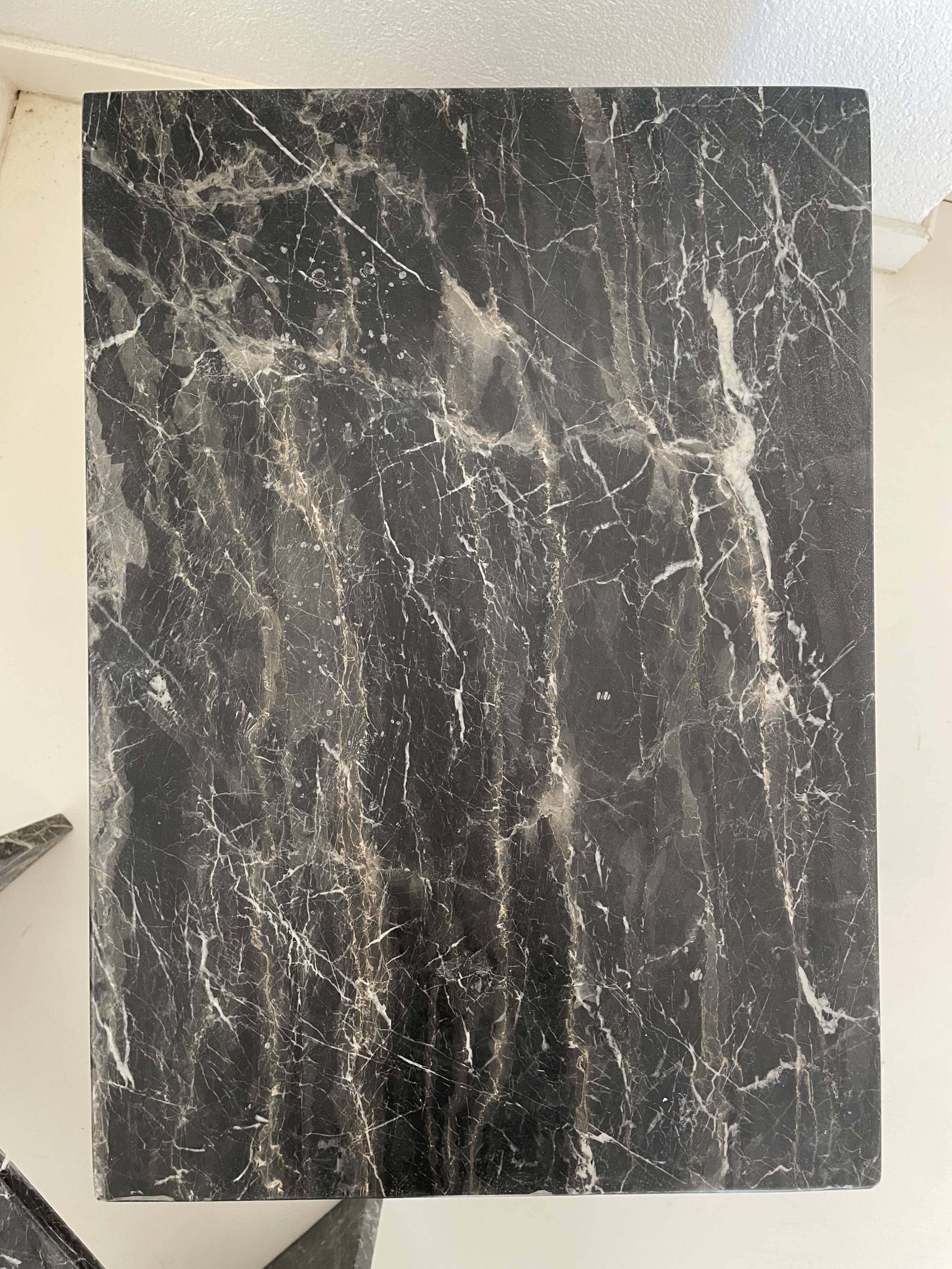 Set of 2 pull-out tables in black/grey marble