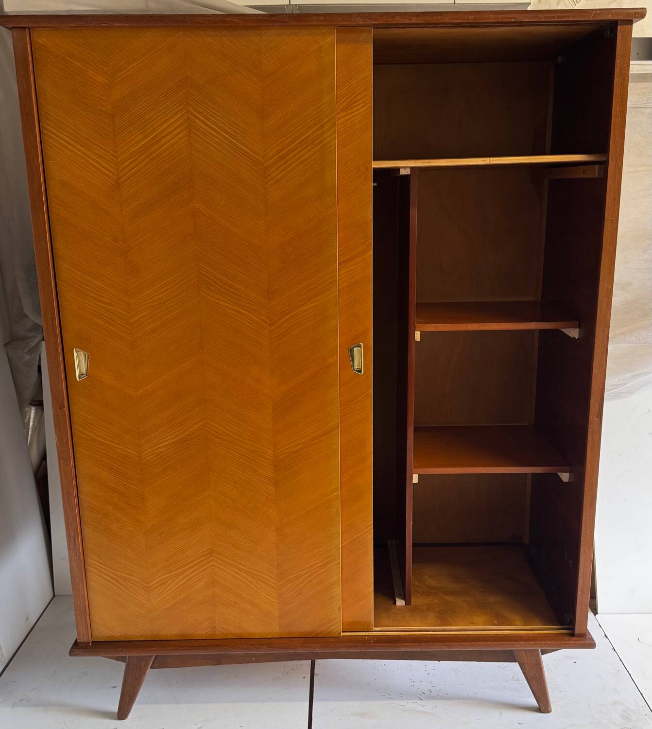 Armoire vintage à pieds compas