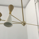 Suspension à 8 lumieres laiton et abat jour blanc et dore