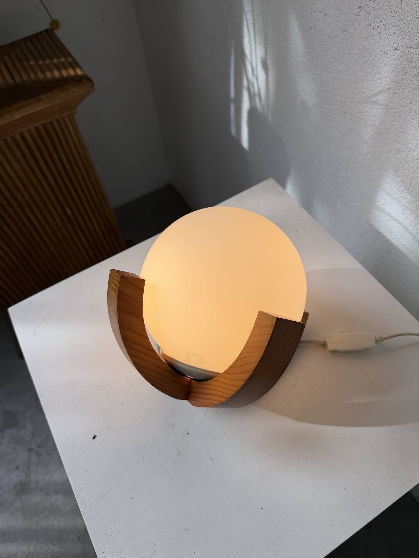 1980s pin support ball desk lamp