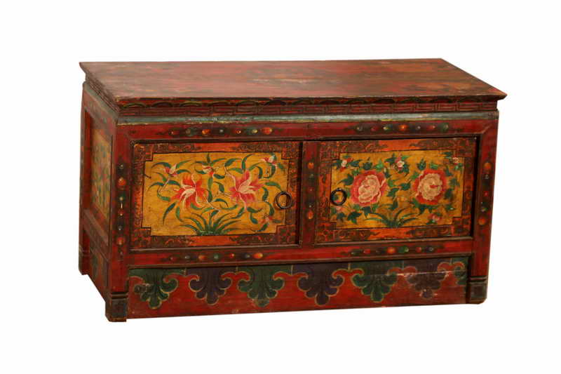 Tibetan wooden chest with polychrome decoration XIXEme