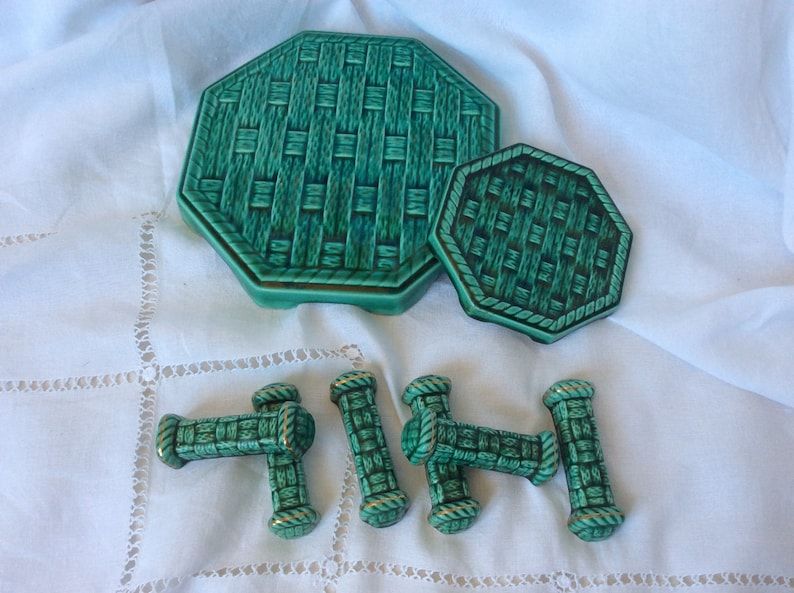 Set of 6 knife holders, a trivet, a 1960s bottle coaster