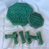 Set of 6 knife holders, a trivet, a 1960s bottle coaster
