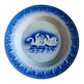 Assiette creuse Moulin des Loups Hamage France, décor cygnes bleu et blanc