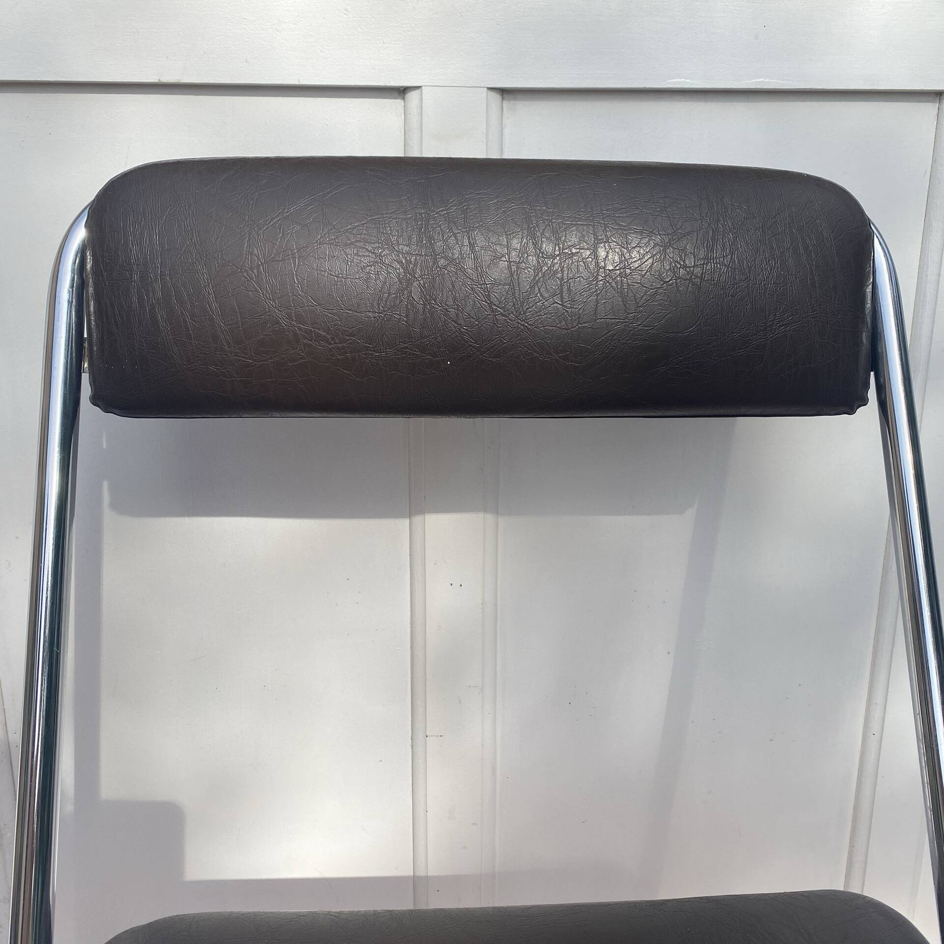 Chaise pliante en Skaï et chrome , années 70