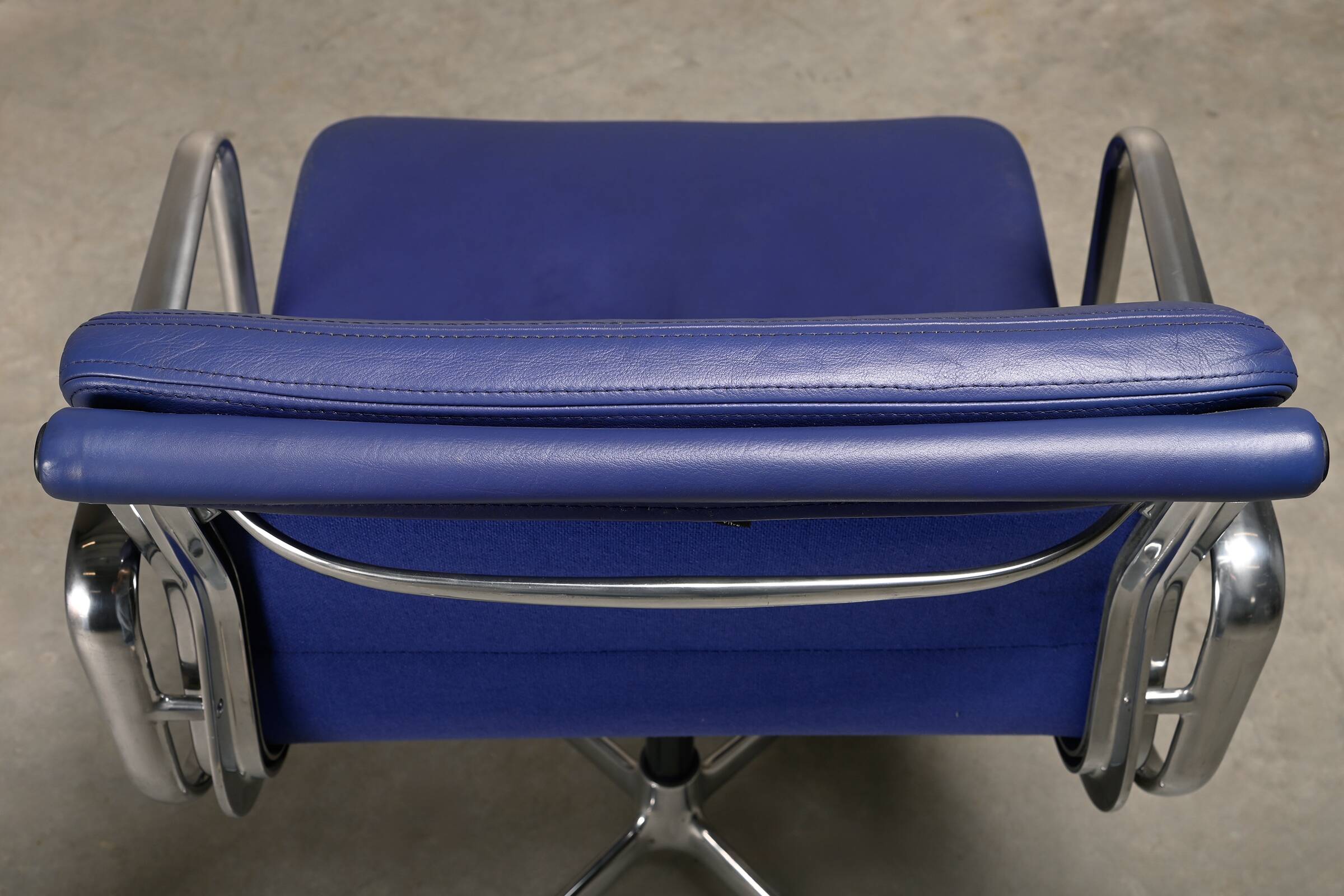 Charles & Ray Eames EA208 Chair in polished aluminum and Indigo blue leather