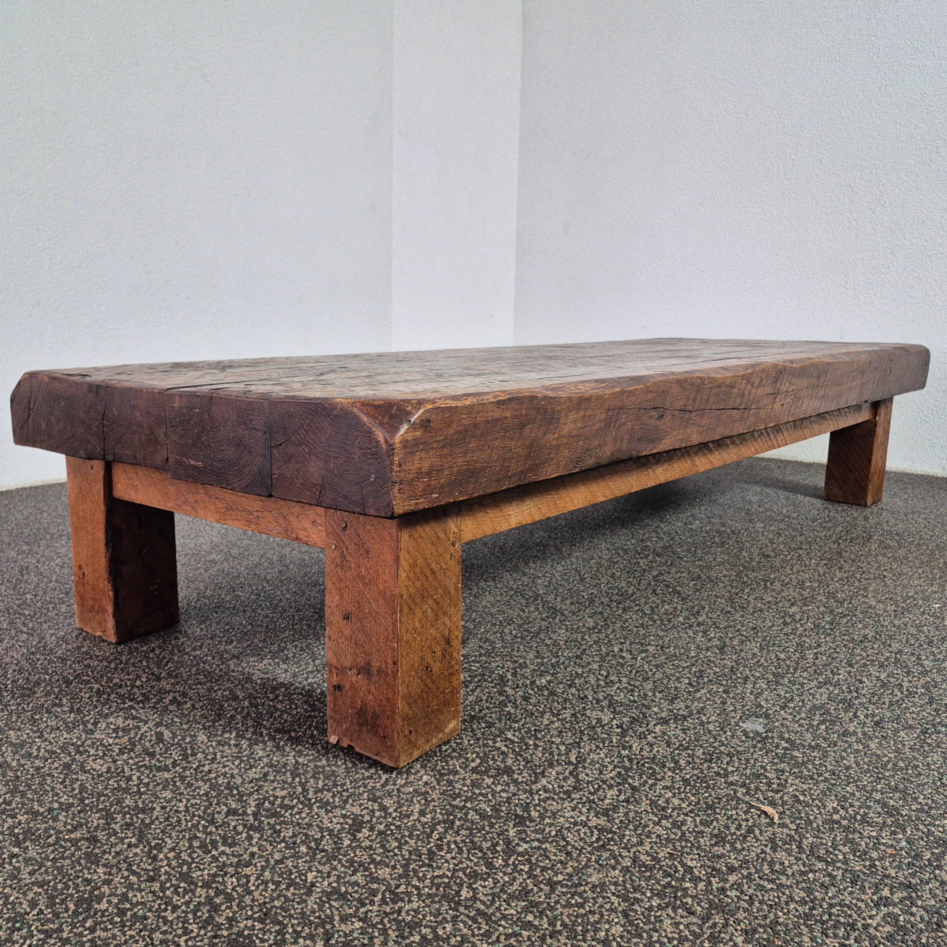 Table basse brutaliste en chêne, France années 1950