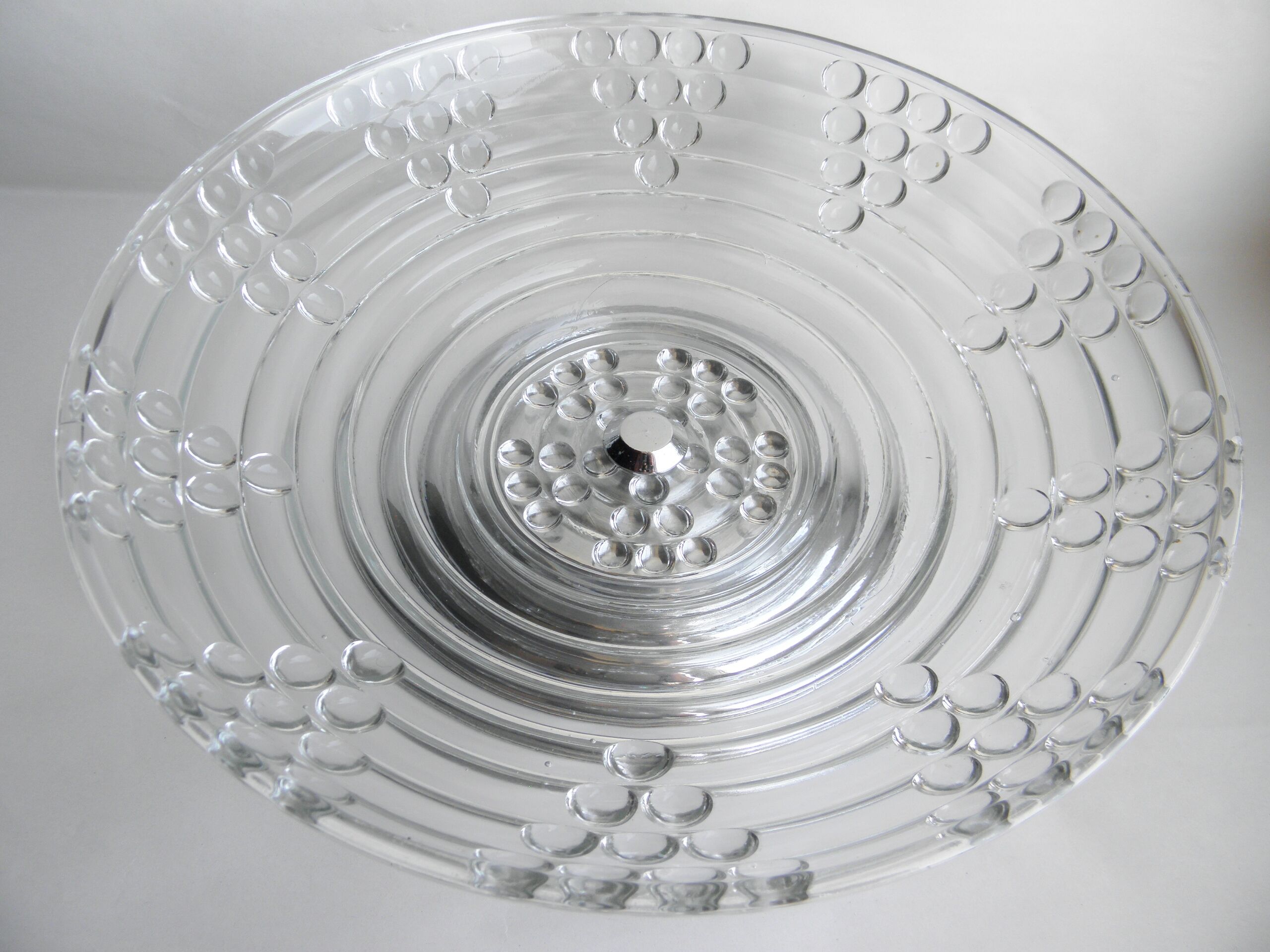 Coupe Art Déco en verre moulé et pied chromé