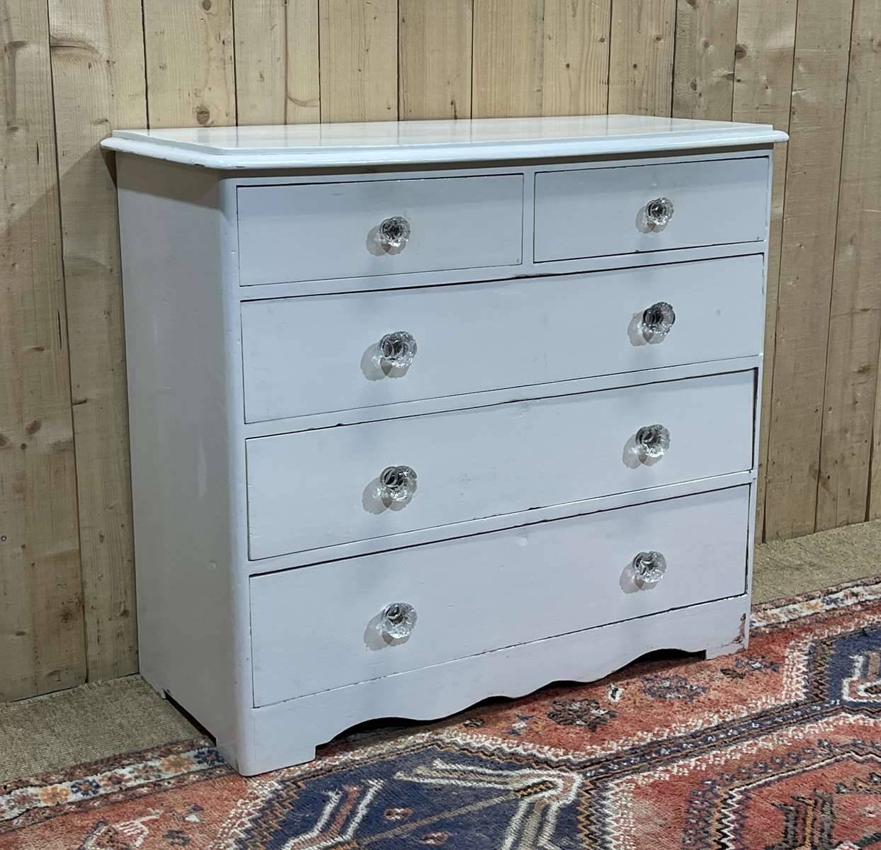 Commode anglaise peinte en sapin avec ses boutons en verre, XIXème