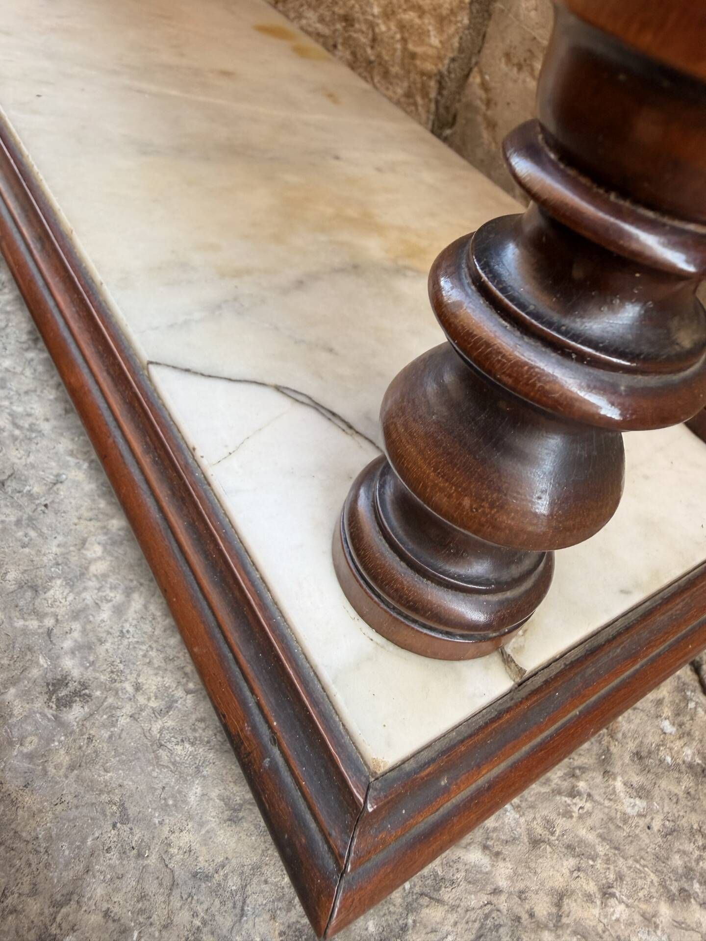 Petite étagère murale/console d’appoint Napoléon III — noyer sculpté e