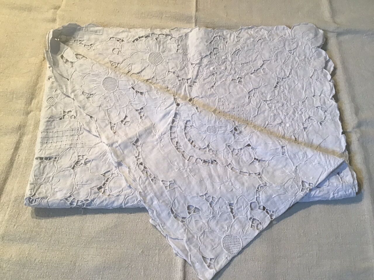 Embroidered tablecloth 1m60x2m60