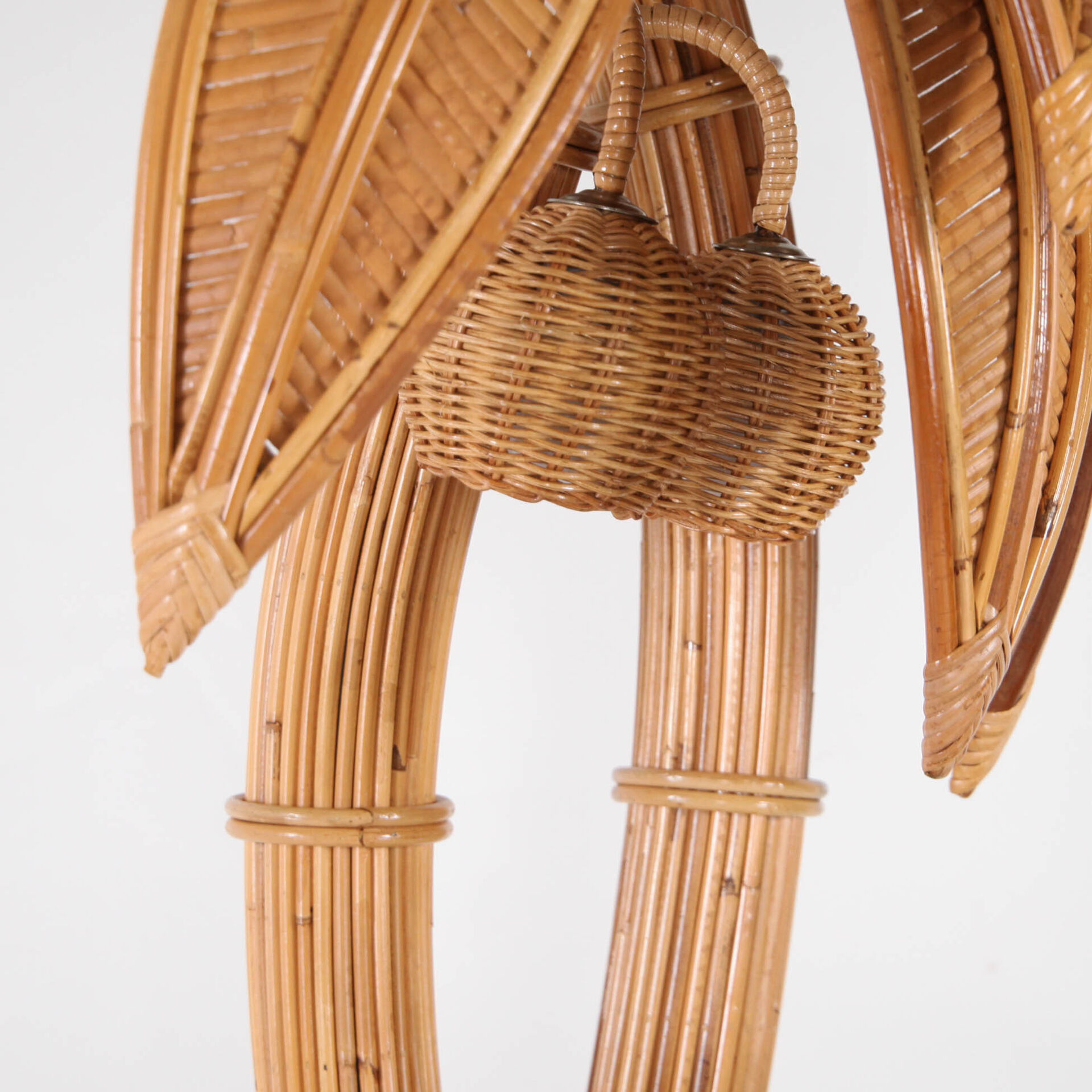 Lampadaire « palmier-cocotier » en rotin