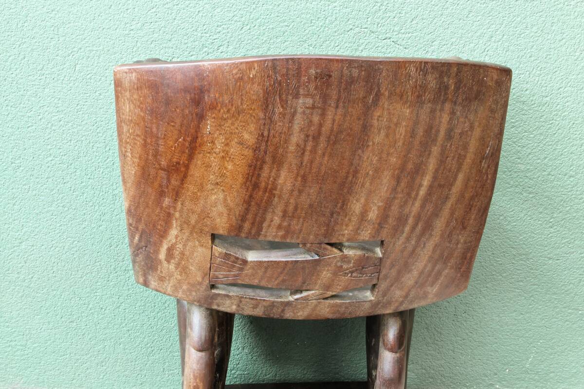Siège africain monoxyle en bois sculpté