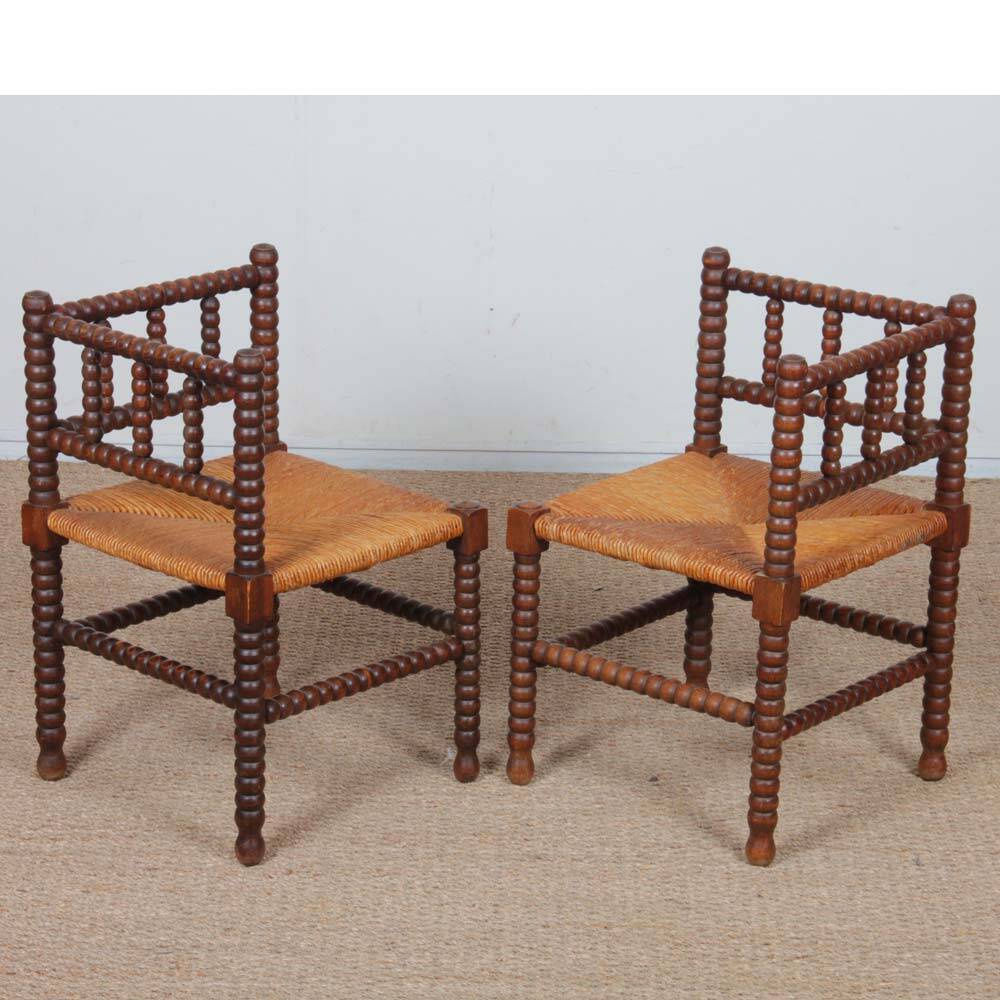 Paire de petites chaises d'angle paillées en bois tourné, 1940