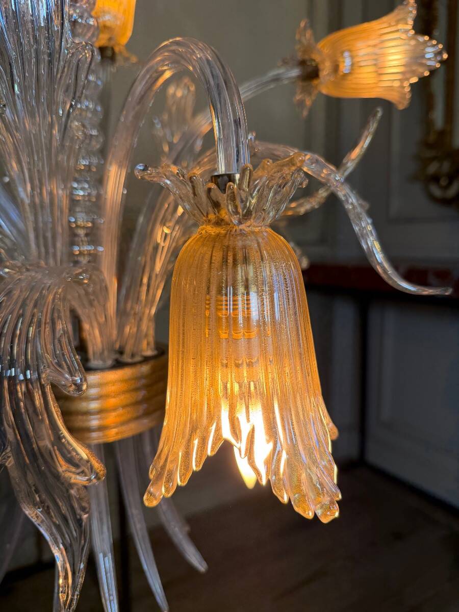 Asymmetrical Venetian chandelier in colourless and gold Murano glass, circa 1980.