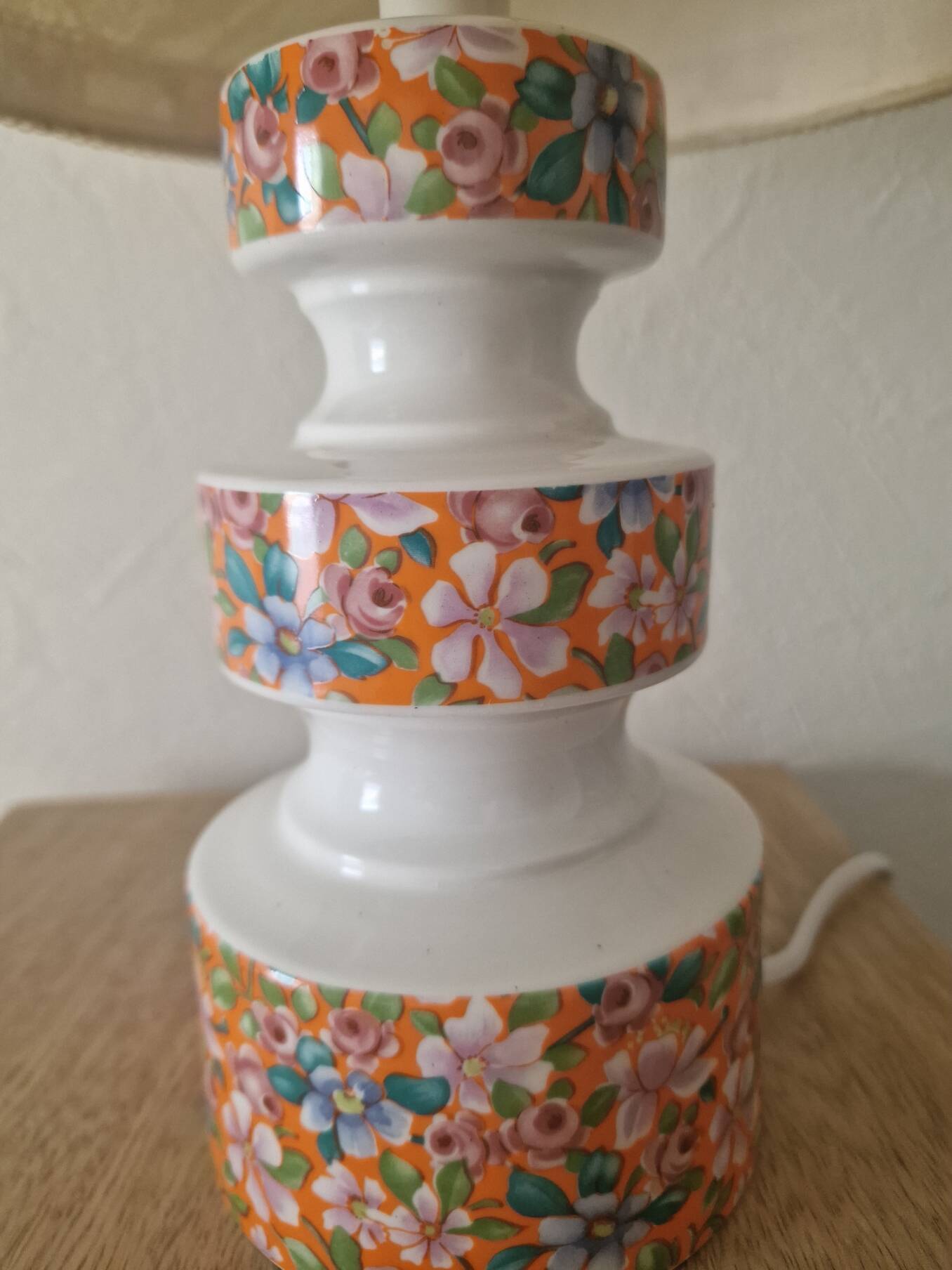 Lampe vintage en céramique orange fleurie