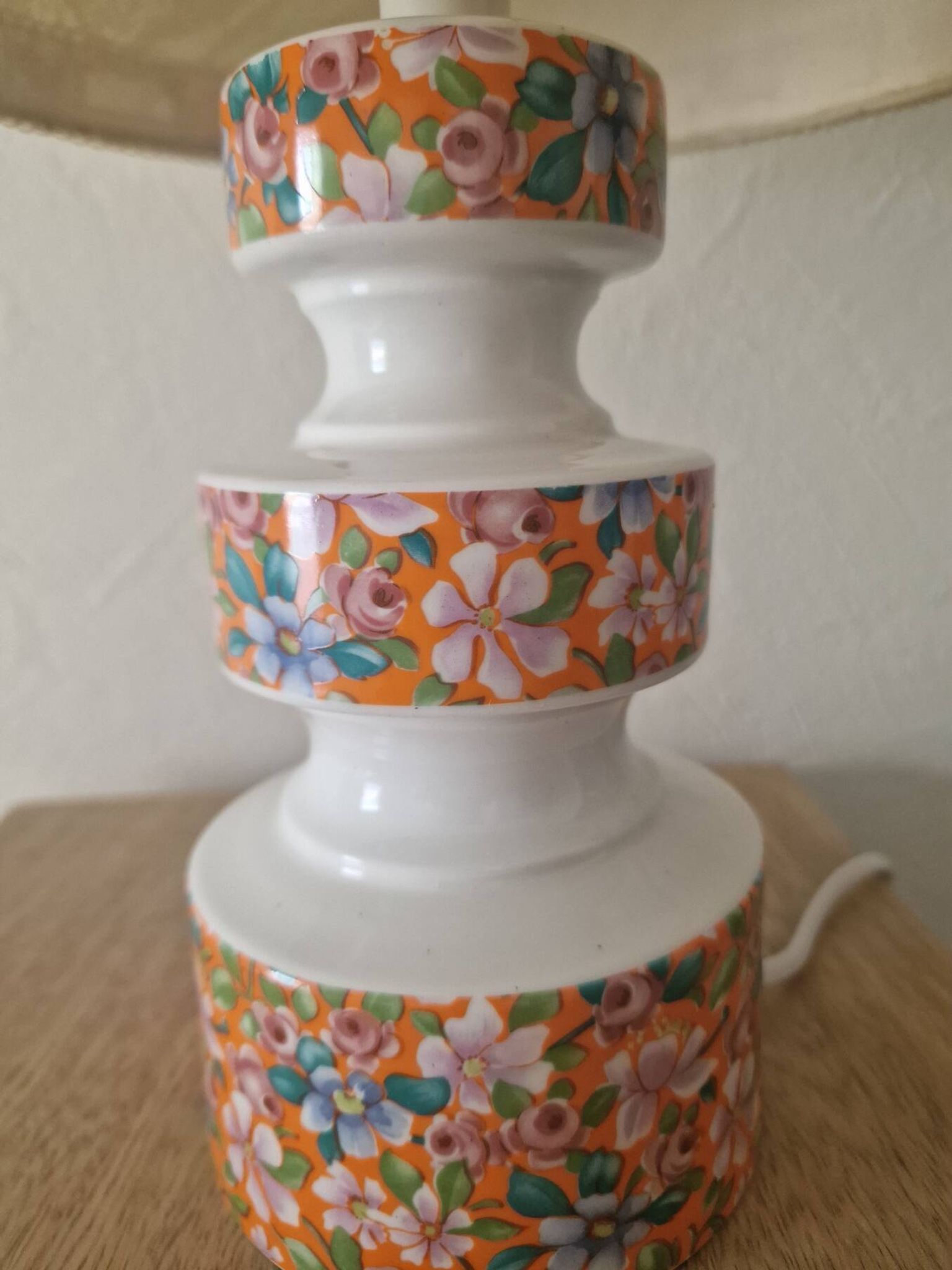 Lampe vintage en céramique orange fleurie