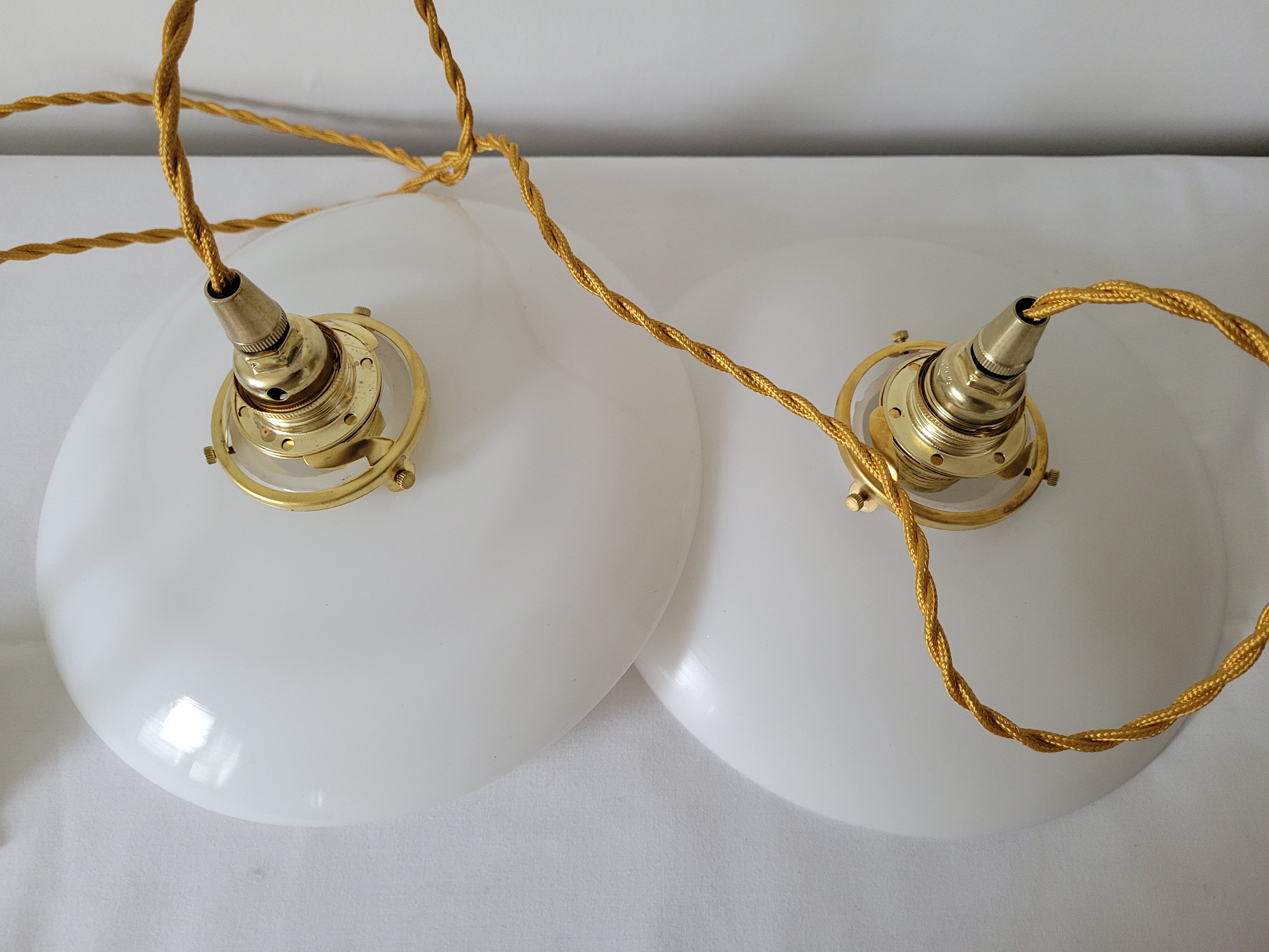 Duo of suspensions in white opaline