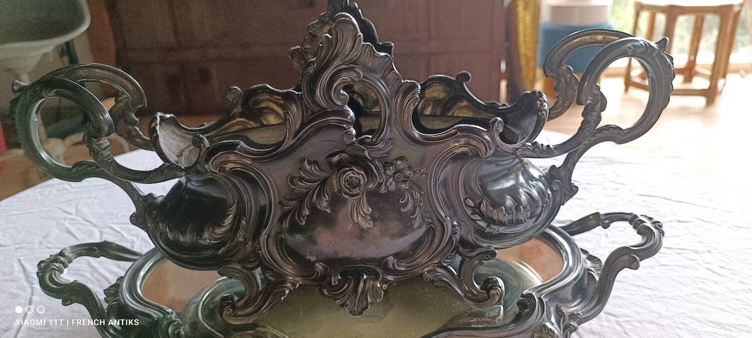 Antique jardinière sur son centre de table ovale, rocailles