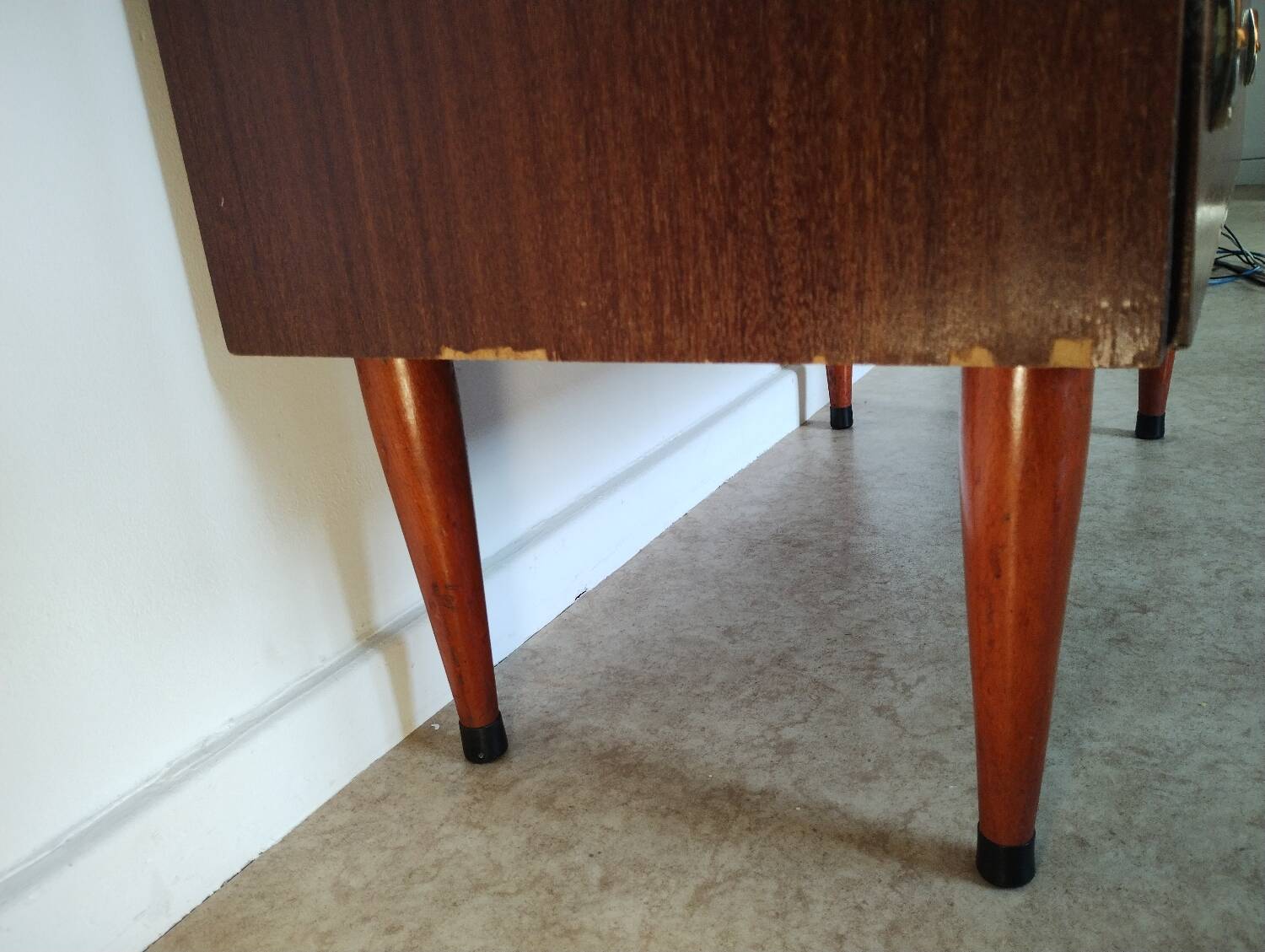 Chest of drawers with spindle legs