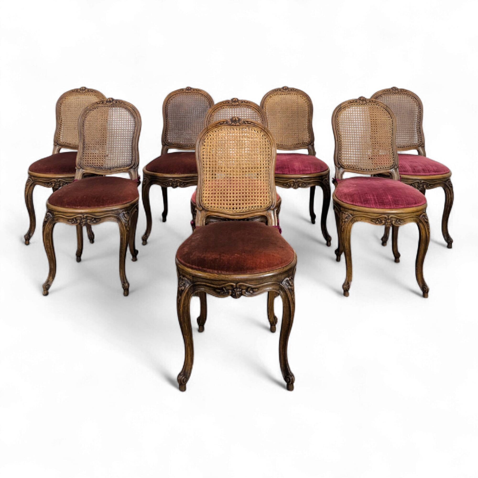Série de 8 chaises cannées de style Louis XV