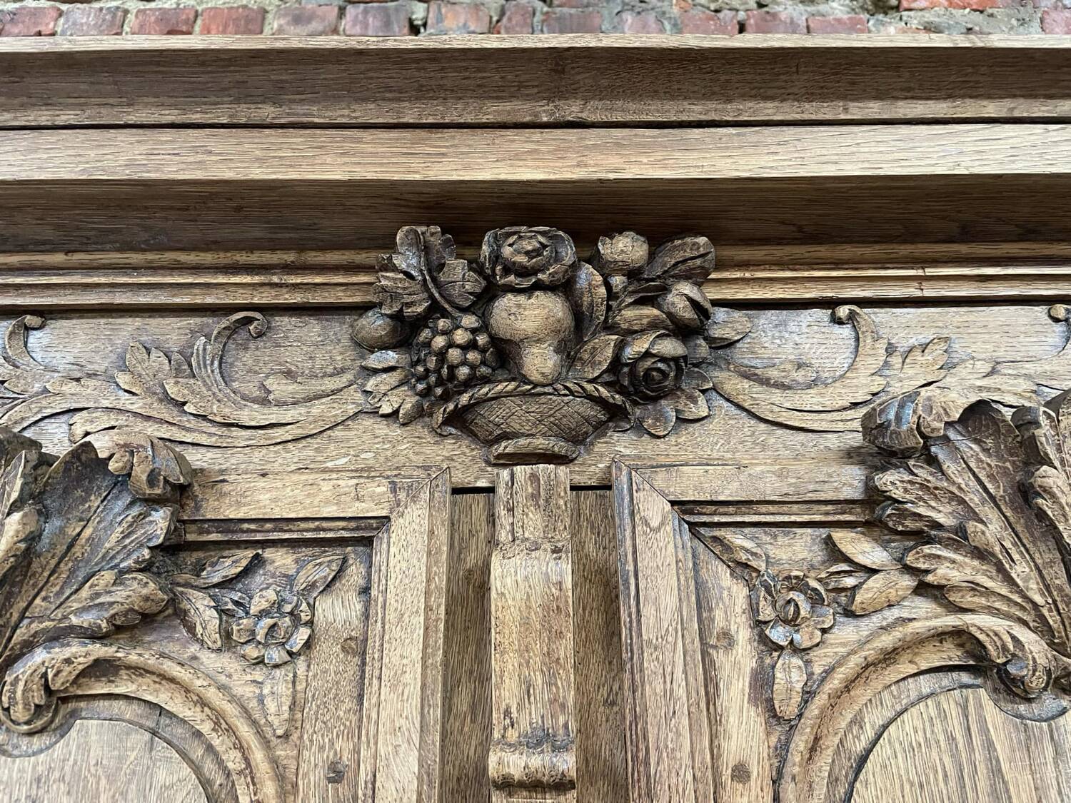 Armoire antique française à motifs floraux sculptés à la main