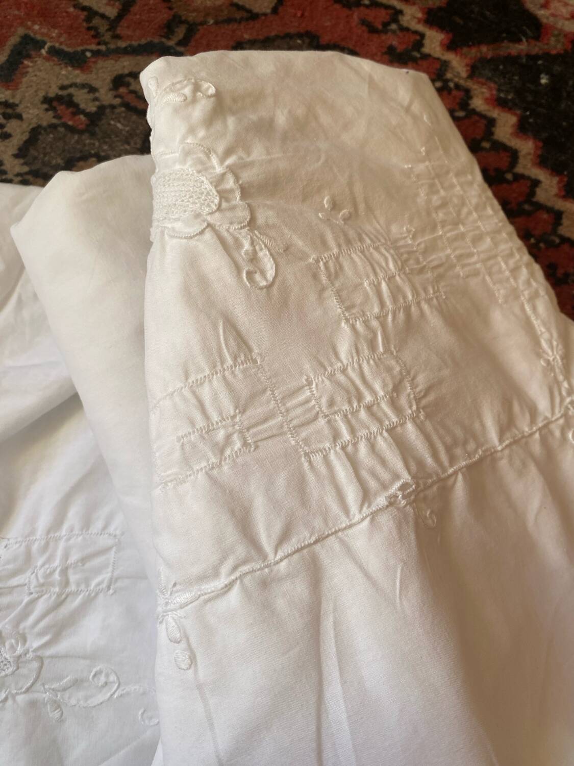 Nappe blanche en fin coton blanc brodé.