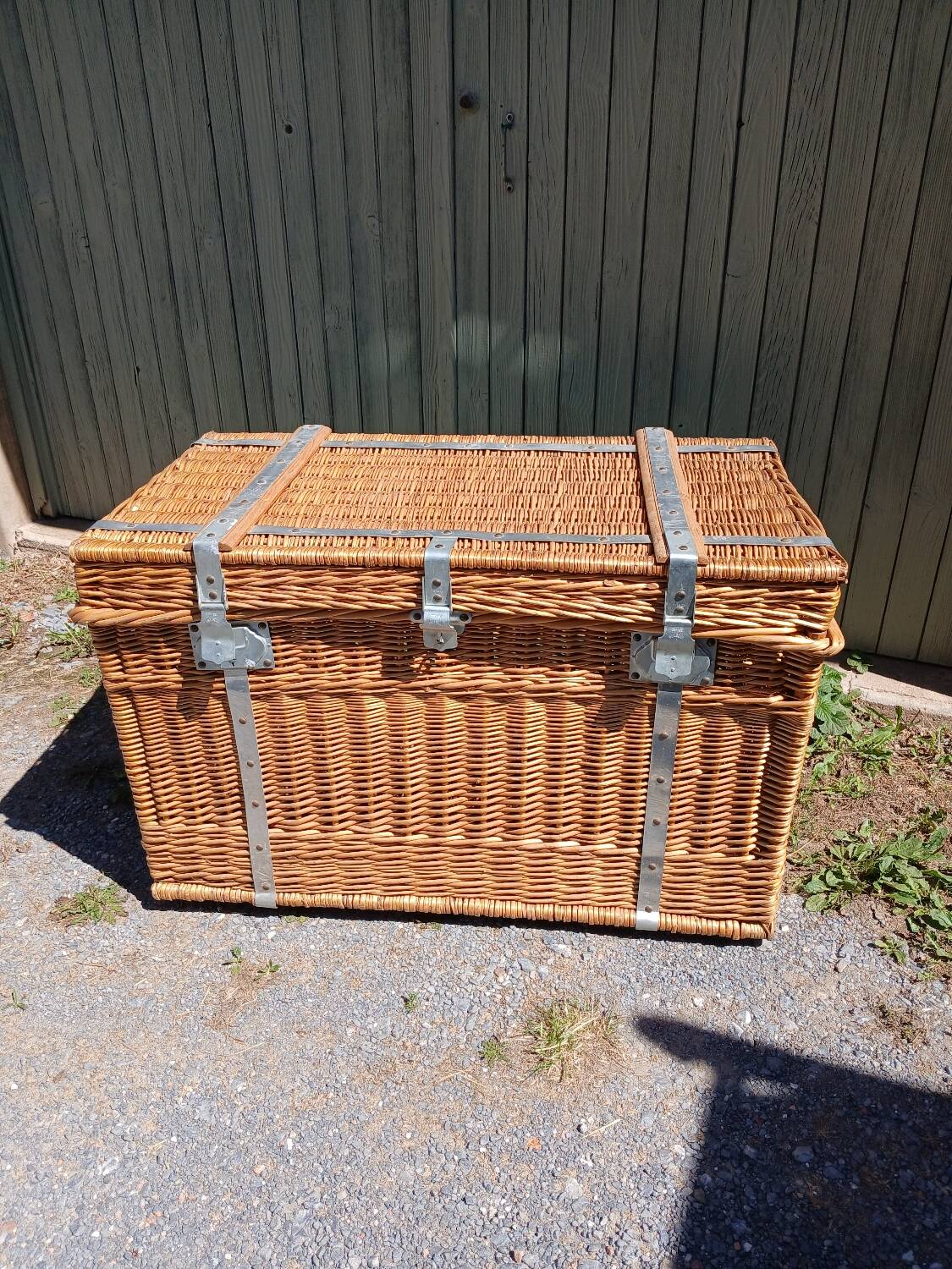 Malle de voyage ancienne en osier