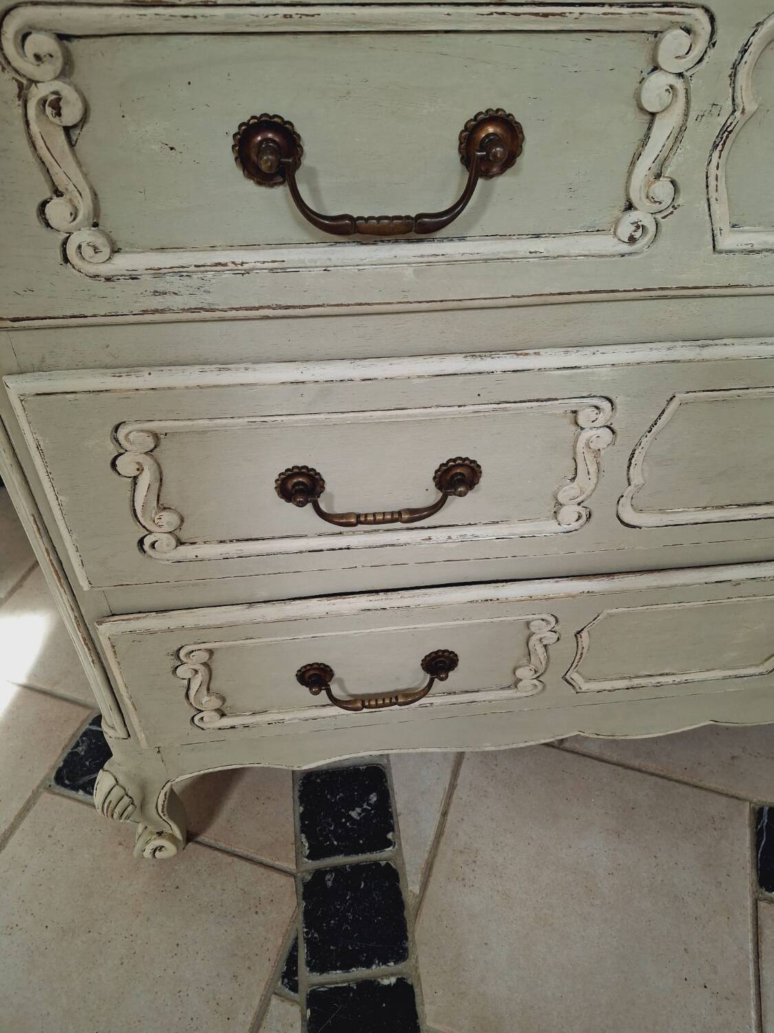 Distressed chest of drawers