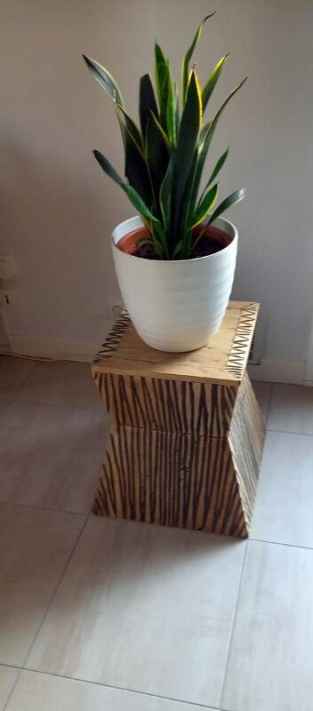Tabouret coffre en teck naturel brun et noir.