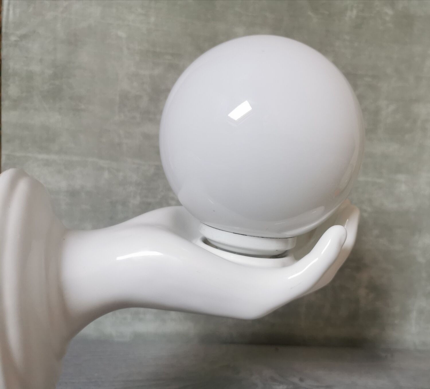 White ceramic hand wall lamp