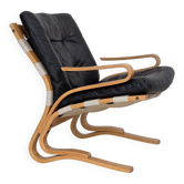 Fauteuil modèle "Kengu", cuir, bois cintré Années 1970, design norvégien
